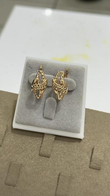 Серьги: Золотые серьги, 2 пары, резной узор Пара 1: - Форма: изогнутые — 1