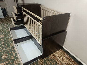 двухъярусная кровать со шкафом и столом: Удобная и функциональная детская кроватка, выполненная в контрастных