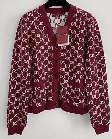 usta geyimi: Gucci qadın kardiqanı – borda rəngdə, ümumi səthdə ağ GG monoqram — 1