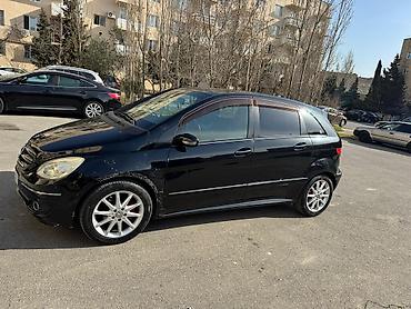 mersedes b klass: Mercedes-Benz B-Class, qara rəng, 5 qapılı kompakt minivan/hetçbek — 3
