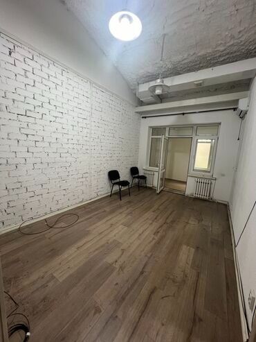 маленькая комната в аренду под офис: 1000 мелочей (Карпинка) Гогаля/Фрунзе Сдается офисное помещение.2