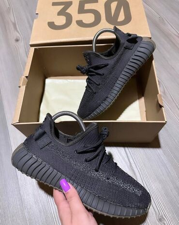Patike: Adidas Yeezy Boost 350 patike A klasa

Novo.
Brojevi 36 do 46 — 21