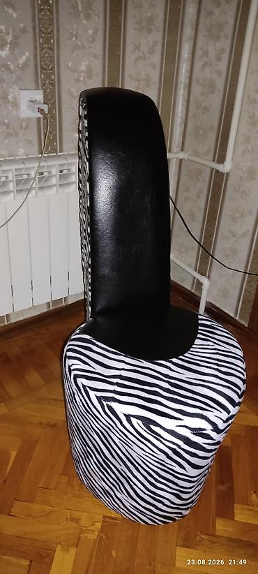 stul uzluyu: Zebra naxışlı dekorativ oturacaq kreslo. Qara-ağ dizaynı ilə interyerə — 3