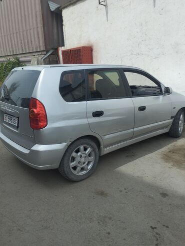 мицубиси спайс: Mitsubishi Space Wagon, серебристого цвета, представляет собой