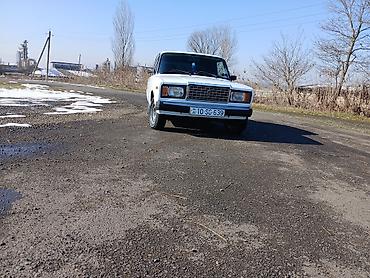 VAZ (LADA): VAZ 2107 sedan – ağ rəngli, 4 qapılı klassik kuzov. Mexaniki yan — 10