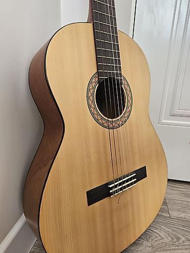 где купить гитару: Классическая гитара Yamaha C40M - Полноразмерная классическая гитара — 4