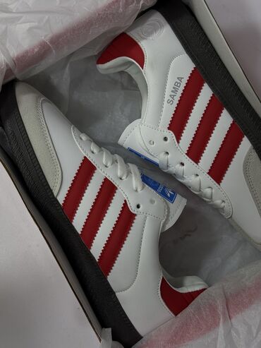 серые мужские мокасины: Adidas Samba idman ayaqqabısı - Model: Samba - Rəng: Ağ üstlük