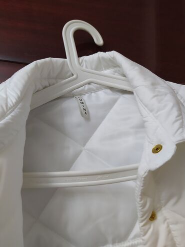 Демисезонные куртки: Продаю шикарную белоснежную курточку, производство Италия,размер — 6