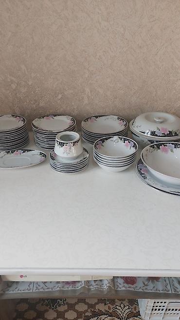 Посуда: Набор керамических обеденных тарелок, состоящий из одной овальной — 6