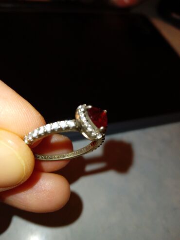 Кольца: Кольцо Pandora из серебра с крупным красным камнем в форме сердца