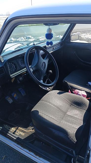 VAZ (LADA): VAZ 2107 sedan – ağ rəngli, 4 qapılı klassik kuzov. Mexaniki yan — 9