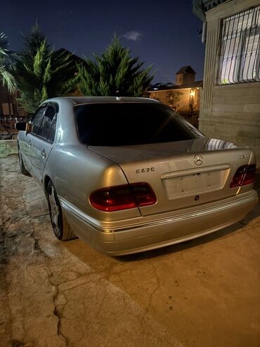 Mercedes-Benz: Mercedes-Benz E 270: 2.7 l | 2001 il Sedan — 2