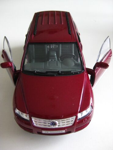 Модели автомобилей: Масштабная модель vw touareg
фирма welly
металл
состояние на фото!
