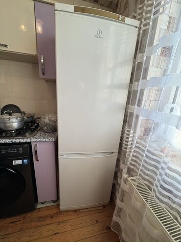 2ci el soyuducu: Indesit iki qapılı soyuducu… işlək vəziyyətdədir. qapısının rezini