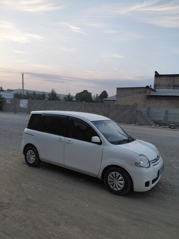 покрышки для мотоцикла: Toyota Sienta: 2003 г., 1.5 л, Автомат, Бензин, Вэн/Минивэн