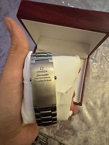 saat masaustu: Omega Seamaster Professional Planet Ocean saatı - Korpus və qolbaq — 2