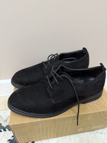 Кроссовки и спортивная обувь: Продаю кроссовки Размеры 39–40. Все оригиналы — 9