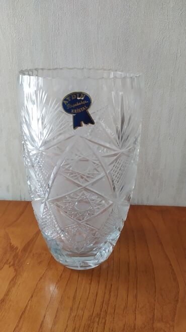 ваза напольная стеклянная высокая без узора: Большая хрустальная ваза. В хорошем состоянии