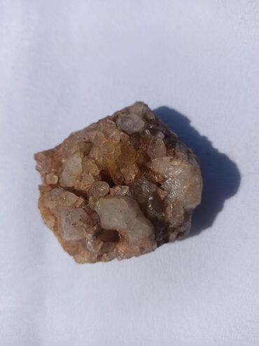 Kristali i minerali: Ovaj prirodni mineralni uzorak prikazuje kombinaciju zemljanih tonova — 10