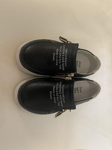 ugg bakü: Uşaq ayaqqabısı – qara rəngli, slip-on model - Material: süni dəri — 3