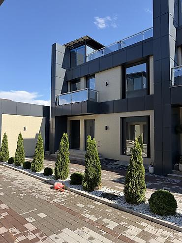 Современный таунхаусный комплекс с архитектурой в стиле минимализм. -
