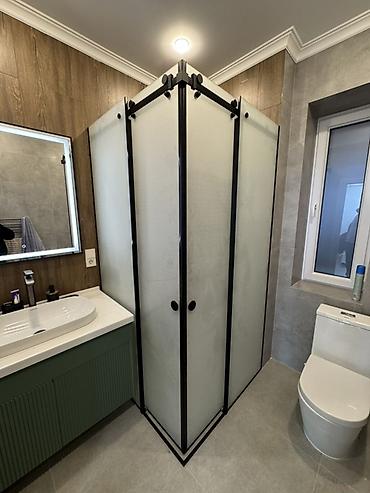 Душевые перегородки и ограждения: Душевые ограждения и перегородки из закалённого стекла на заказ. - — 1