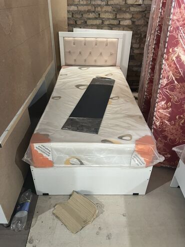 Односпальные кровати: Представлена кровать с мягким изголовьем, выполненная в сером цвете — 10