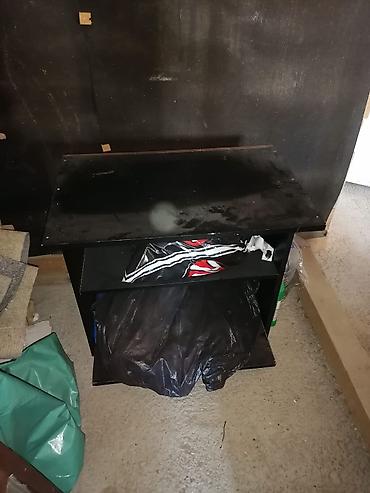 sto za laptop: Mali crni drveni stočić/komoda sa dve otvorene police. - Materijal — 1