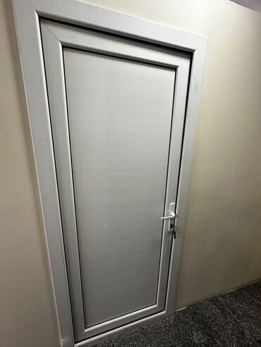 plastik qap: Ağ rəngli, müasir dizaynlı alüminium qapı. Ev və ya ofis üçün