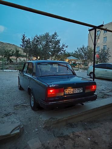 vaz susə: VAZ 2107 sedan - Kuzov: klassik 4 qapılı sedan, tünd mavi rəng - Arxa — 4