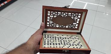 Masaüstü oyunlar: Taxta qutuda domino dəsti - Klassik “Dominoes” yazılı taxta qutu — 1