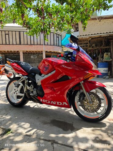 скутеры новый: Спортивно-туристический мотоцикл Honda VFR 800 ярко-красного