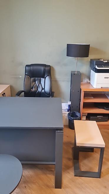 Ofis mebeli: 1ədəd 2 nəfərlik iş stolu, 1 ədəd 1 nəfərlik böyük iş masası. Kreslo — 1