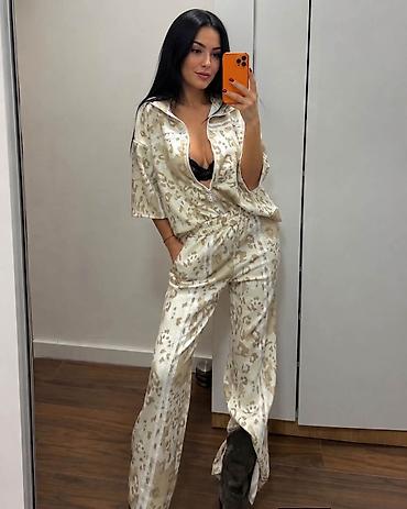 svetle farke e: Najtraženijee💫💫
S M L XL
Cena : 3400 dinara 👜📌📌 — 3