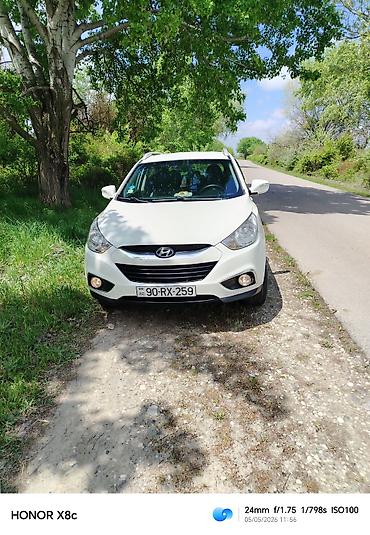 hyundai ıx35: Hyundai ix35, ağ rəngli, 5 yerlik kompakt SUV. Mühüm xüsusiyyətlər: - — 4