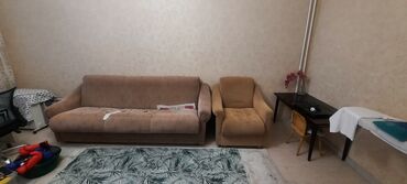 Угловые диваны: Продаю б/у диван + кресло. в рабочем состоянии, диван раскладной, все