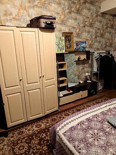 Комнаты: Сдается место: кровать для 1 девушки. В комнате есть шкаф, стенка с — 1