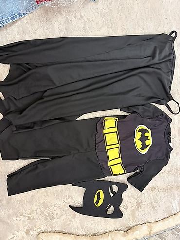 1 yas: Santa klaus ve Batman kostyumu 2 yaşa uyğun. Her biri 20 AZN. 1 defe — 3