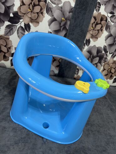 сиденье детское для купания на присосках: Сидение в ванну 
Крепится на присосках 
500 сом 
Б/у