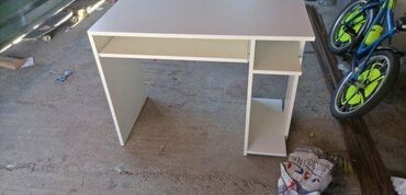 Stolovi: Radni Sto 55 🪑 Cena i Materijal: Izrađuje se od Univera debljine 18 — 2