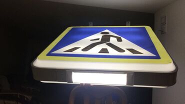 Lampalar: Yol hərəkəti nişanı, piyada keçidini göstərir. Daxili işıqlandırması