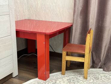 кухонные мебель: Продается б/у детский столик с двумя стульчиками.Размер 80*90 см.Цена