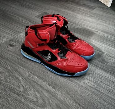 krosovka: Məhsul: Nike Jordan hibrid basketbol krossovkaları Xüsusiyyətlər: -