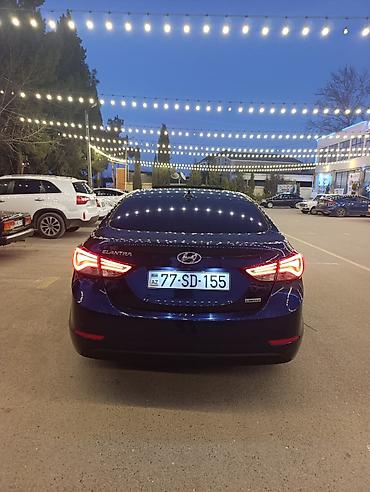 Hyundai: Hyundai Elantra sedan - Kuzov: dərin mavi rəng, idman üslublu ön və — 5