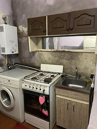 ucuz ev: Rüstəmov 36. Metroya 4-5 dəqiqə piyada məsafədədir. 1 in 2 yə — 7