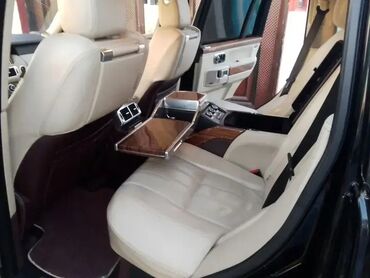 avtomobil oturacaqlari: Range Rover avtomobilinin arxa oturacaqları. Krem rəngli dəri