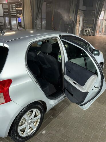 Toyota: Toyota Vitz: 2005 г., 1.3 л, Автомат, Бензин, Хэтчбэк — 8