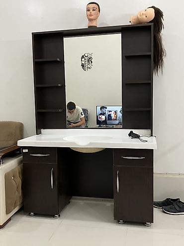 salon kresloları: Bərbər salonu üçün iş stolu-güzgü komplekti - Geniş mərkəzi güzgü ilə — 1