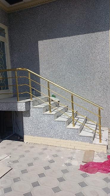 Mərmər örtüklü pilləkən üçün qızılı rəngli metal məhəccər sistemi. - lalafo.az -da Mərmər örtüklü pilləkən üçün qızılı rəngli metal məhəccər sistemi. -