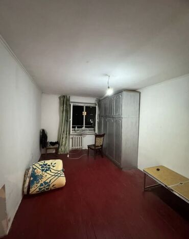 квартиры в районе 4 гор больницы: 1 бөлмө, 18 кв. м, Жатакана жана мейманкана түрүндө, 4 кабат, Эски ремонт